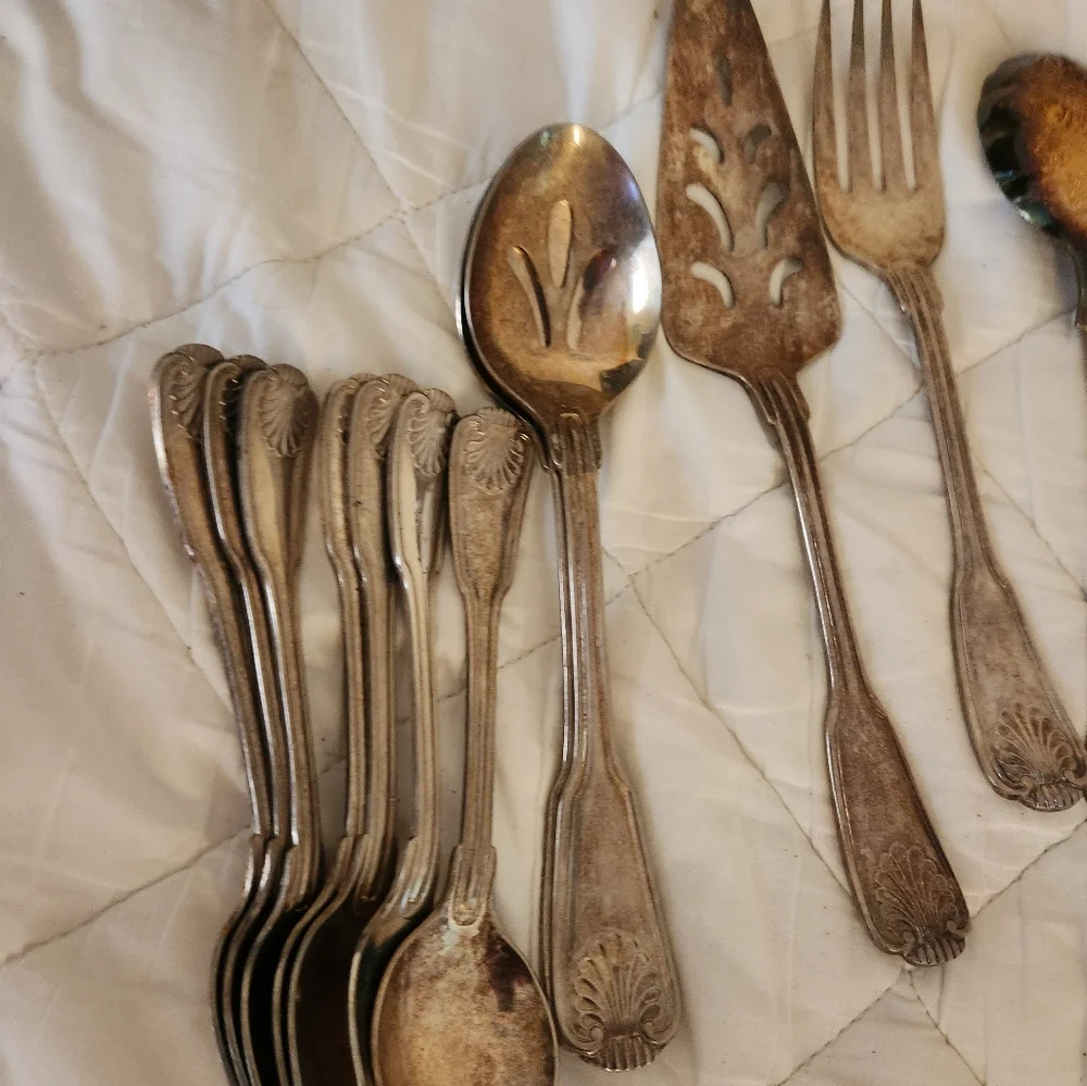 Antique 43 piece International E.P Korea shell pattern silverware set. - Picture 9 of 16